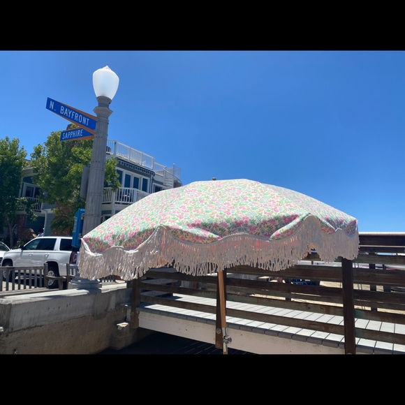 Loveshackfancy x Hurley floral beach umbrella - Picture 2 of 5